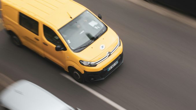 Photo par Robin LE MEE a yellow car and a white car on a road